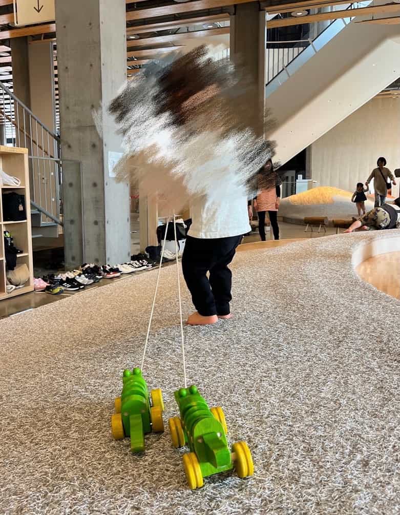 もっくるの木製遊具で遊ぶ子どもたち