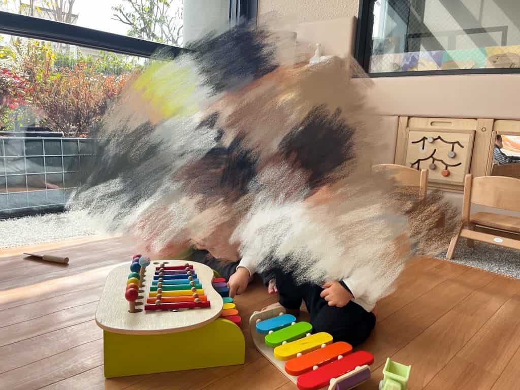 もっくるの木製遊具で遊ぶ子どもたち