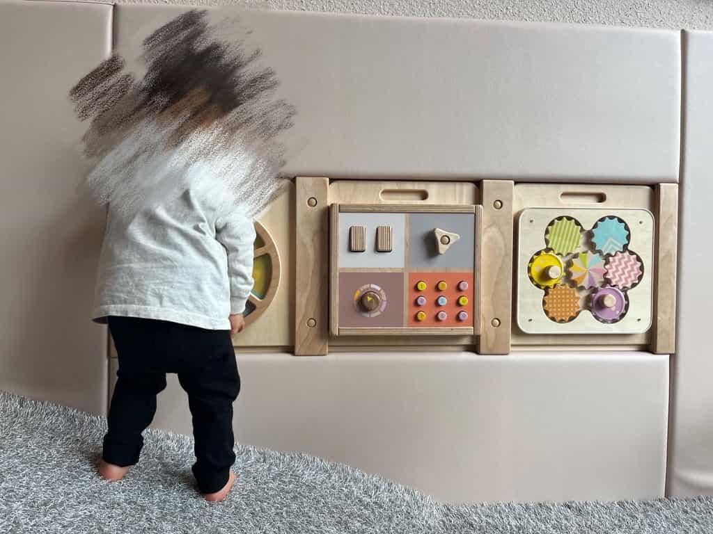 もっくるの木製遊具で遊ぶ子どもたち
