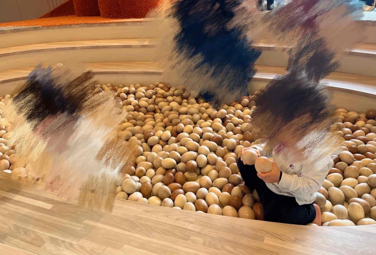 もっくるの木製遊具で遊ぶ子どもたち